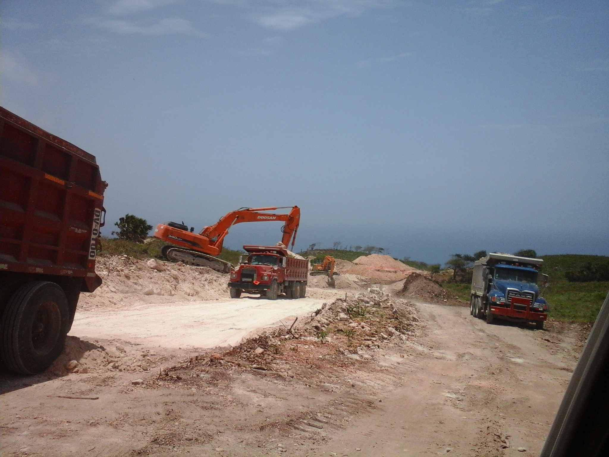 Maquinaria pesada trabajando en movimiento de tierra en obra civil