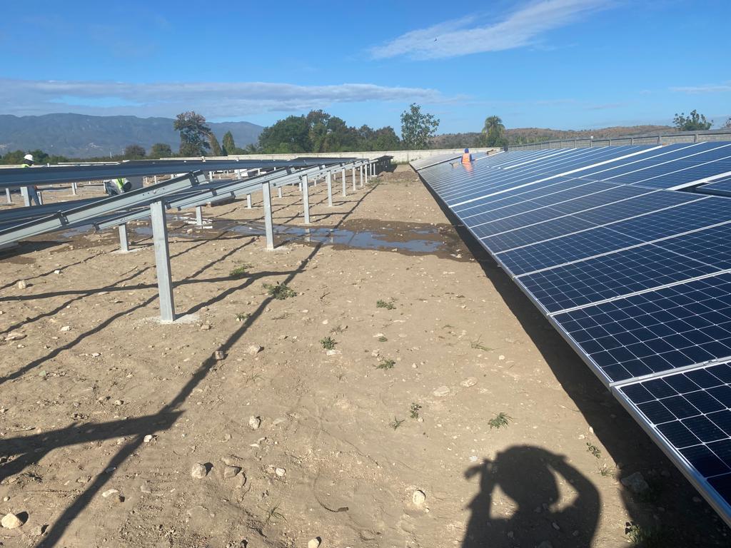 Terreno preparado con paneles solares en proceso de instalación
